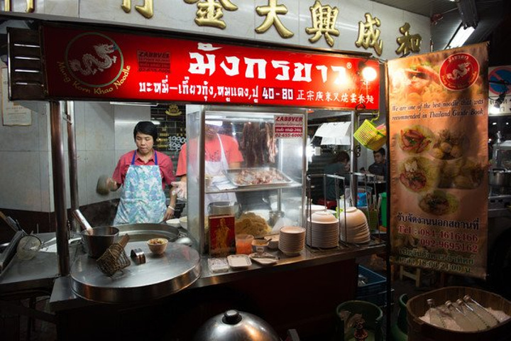 2018中国城夜晚很热闹,来曼谷的外国人喜欢到