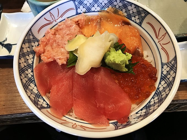 "銀座取了项链，去新宿先吃午饭，攻略第一次失误，找的那家餐厅休息，只得对面磯丸水産了，怕Samon饿_矶丸水产(西新宿1丁目店)"的评论图片