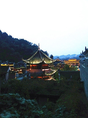 夜幕下的凤凰古城