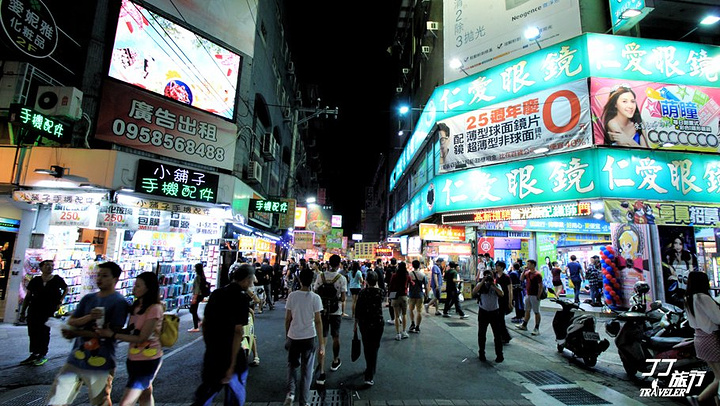 21最有名的摊位 那这篇攻略大家可要记下来 因为带我们逛夜市的小伙子是台中市政府的代表 所有我们品 逢甲夜市 评论 去哪儿攻略