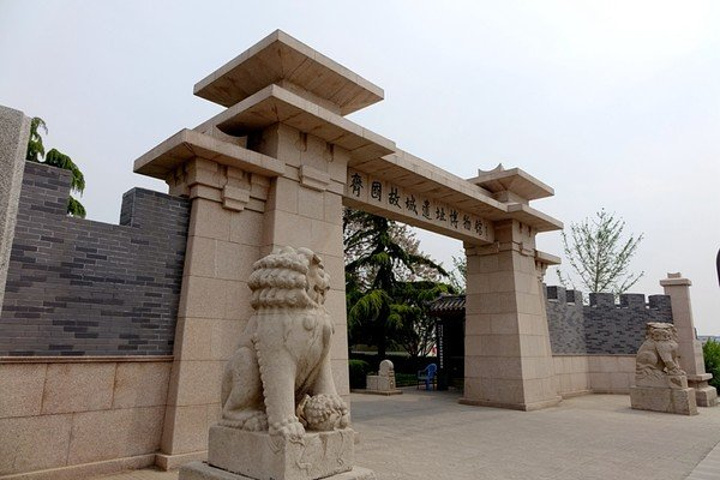 门前的石狮子其主体建筑全部青砖垒砌,形似古城,是以齐国故城大,小城