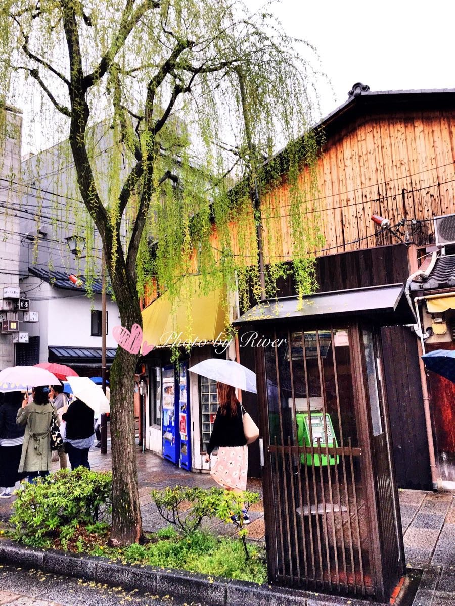 白川南通是一条只有200米长的石板步行路,5分钟就可走完,却被誉为京都