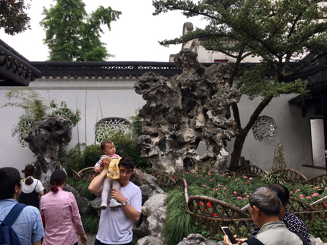 特別是假山群裡~只能湊合拍張照~屋頂上有福祿壽~獅子林最初是一座