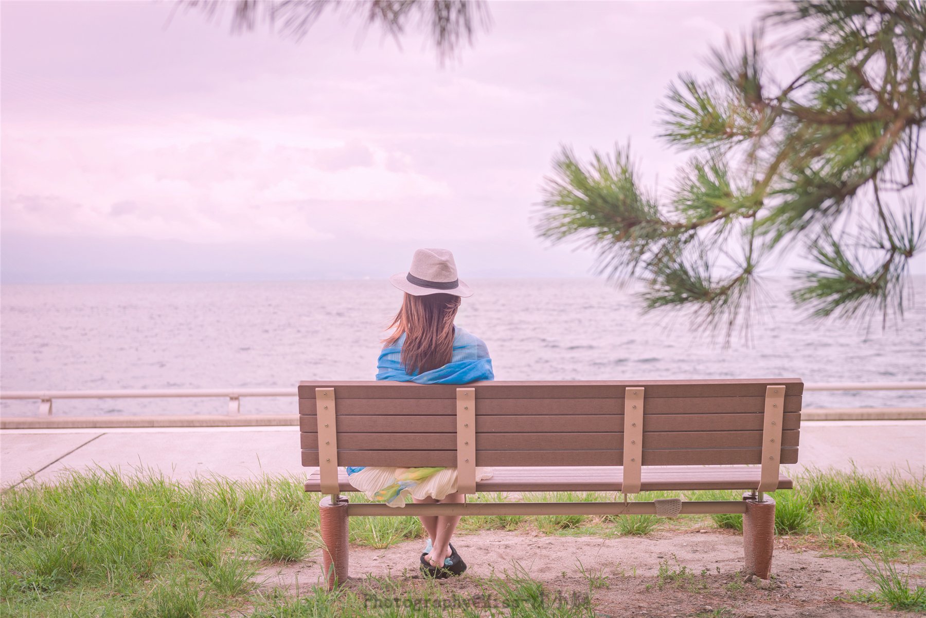 坐在海边的火山岛旁边,静静地思考人生,秋风渐起,这是关于我们夏天的