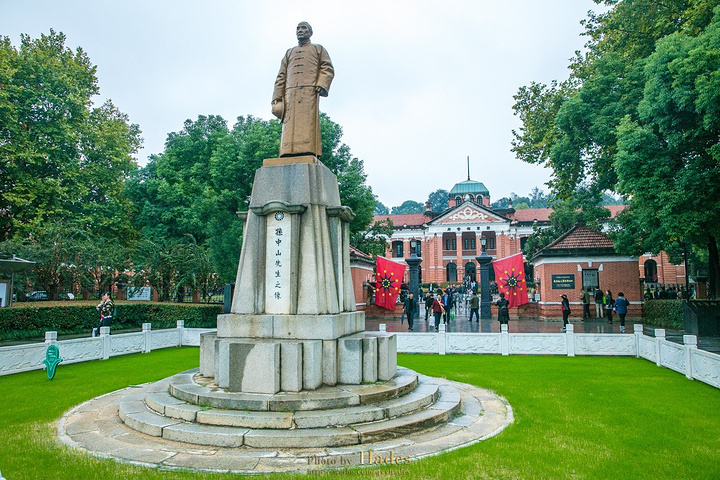 首义广场位于武昌阅马场，它以孙中山像至黄兴拜将台为广场中轴线，武珞