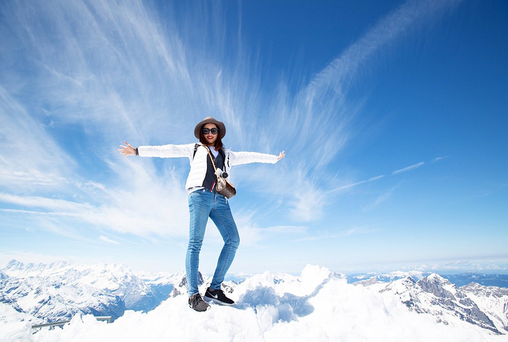 该地区滑雪季从每年10月至次年5月,夏季时铁力