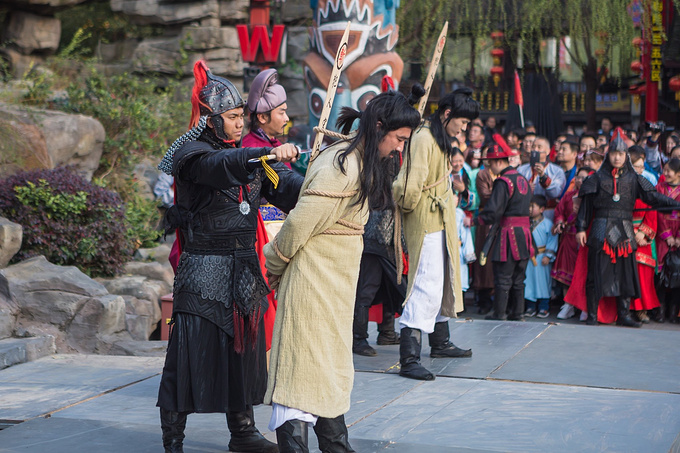 后来,梁山泊主晁盖起梁山兵马,攻打江州,劫了法场,救下宋江,后来李俊