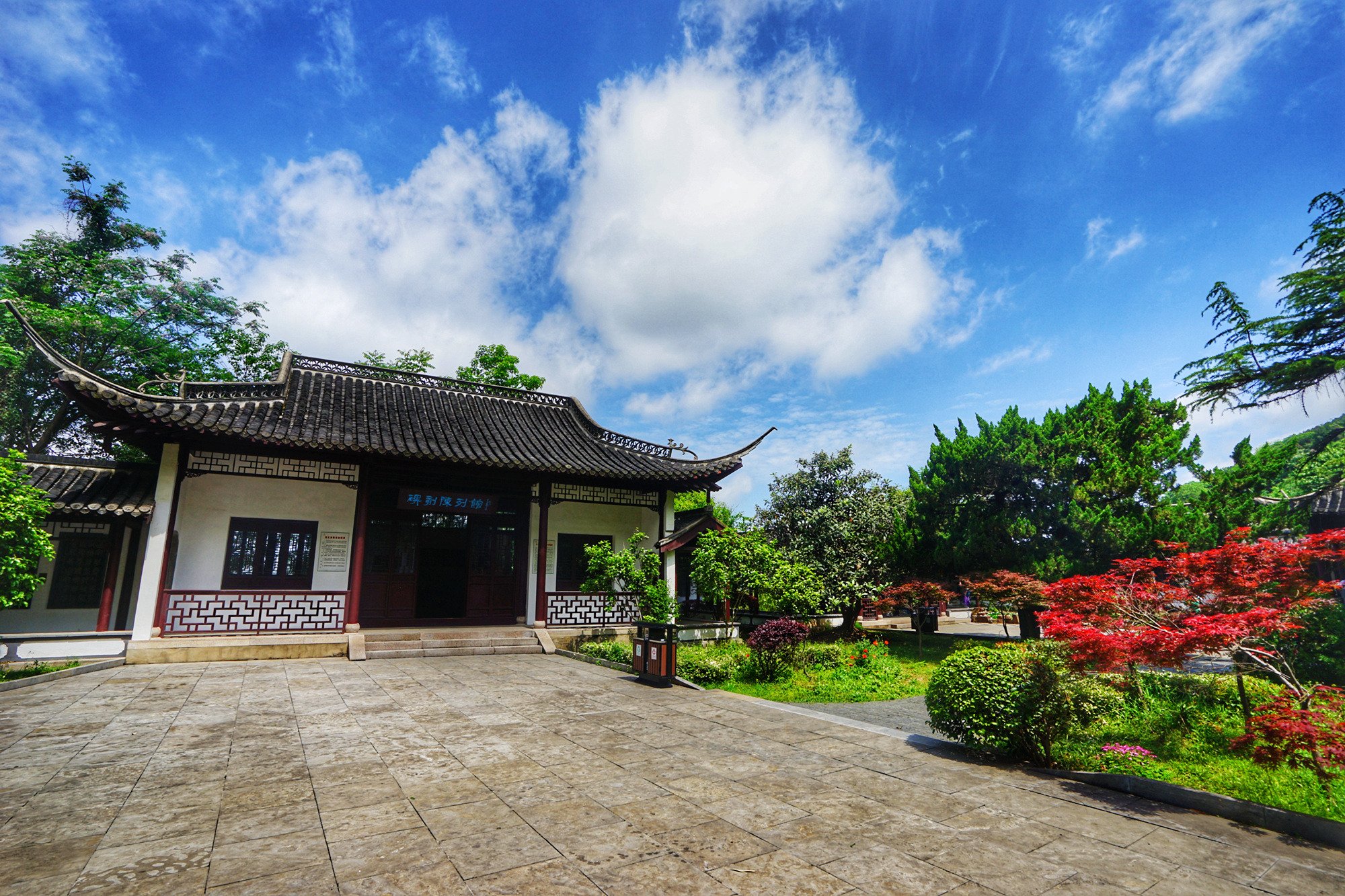 人文古迹,不过经侵华日军和文革的两次严重破坏,虽然