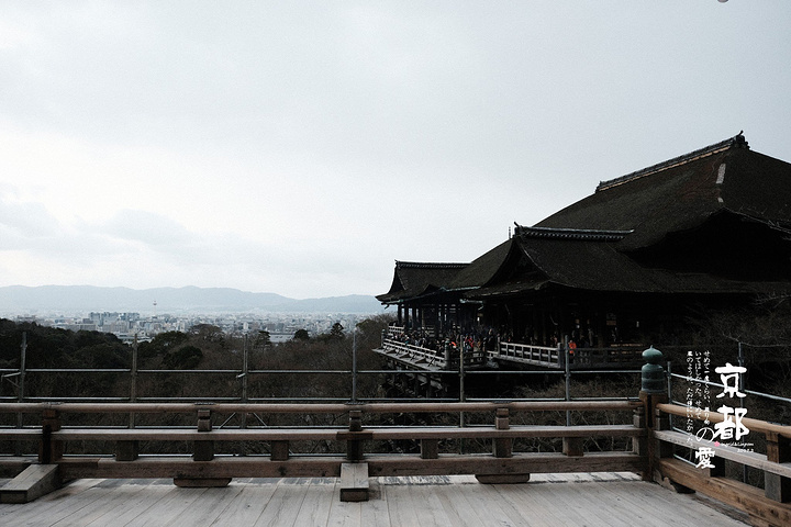 "清水寺里的小茶屋，里边都是穿和服的人，有种拍日本古装连续剧的感觉。很多地方也还在修缮。可以下山啦～_清水寺"的评论图片