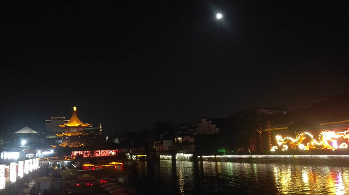 夜晚路边灯光的图片,街道夜晚灯光图片,晚上灯光路边图片_大山谷图库