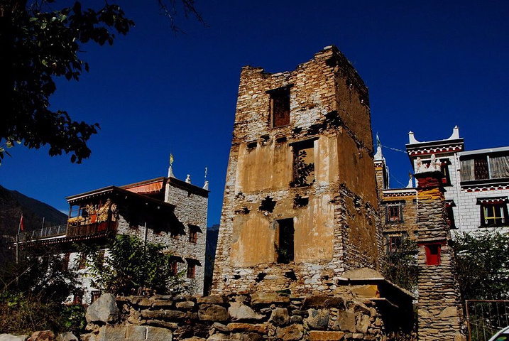 述说着时隔千年的东女国文明……《旧唐书》记载:"东女国,西羌之别种