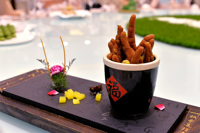 南京恒大酒店的餐厅中的菜品设计和摆盘格调都很高,一方面很好好诠释