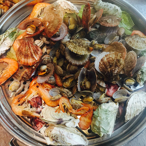 直接看着这些点菜的。吃了一份海鲜小咖,上头是很多种海鲜蒸,下头是粥。这个猪蹄巨好吃了