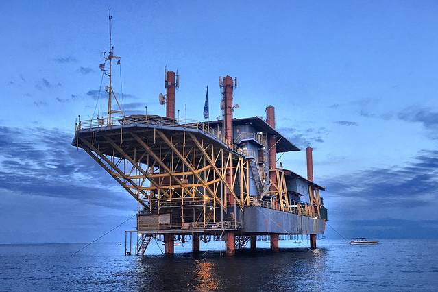 钻井平台潜水中心