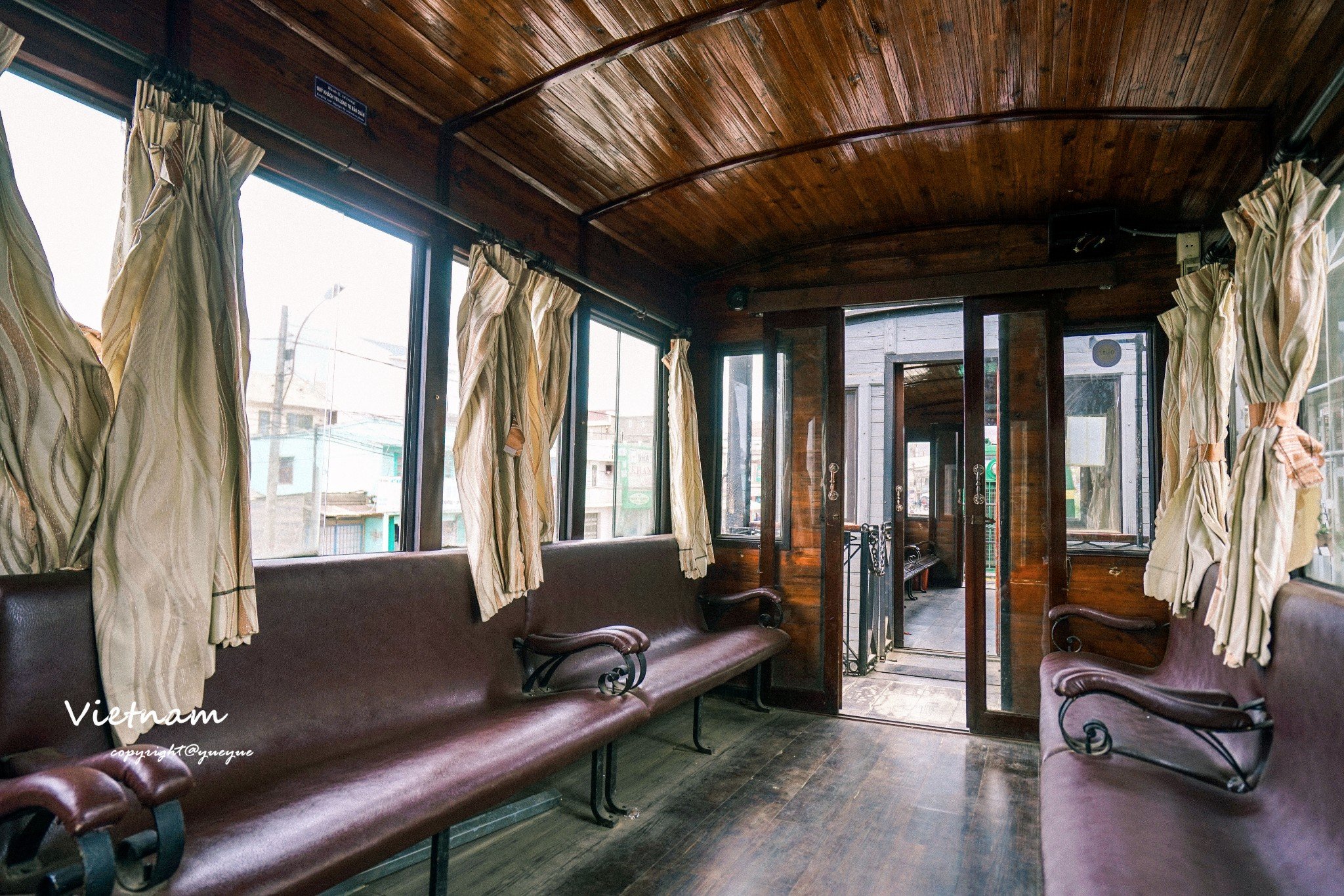 这会没人,复古的车厢显得有些寂寞.