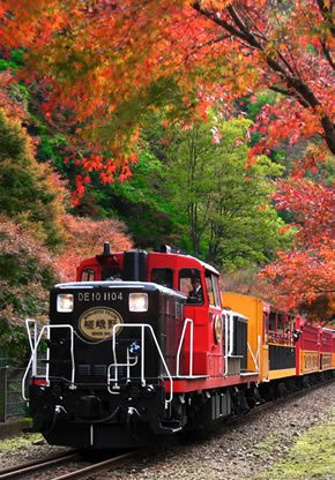 搭上岚山小火车后,沿途风景很好,尤其是保津峡