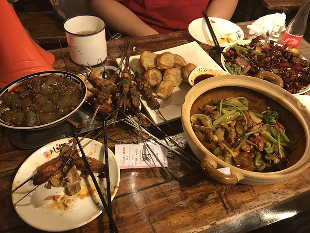 吃一顿烧烤 三人花了500多 真的好贵t t 推荐这个烤饺子和羊排