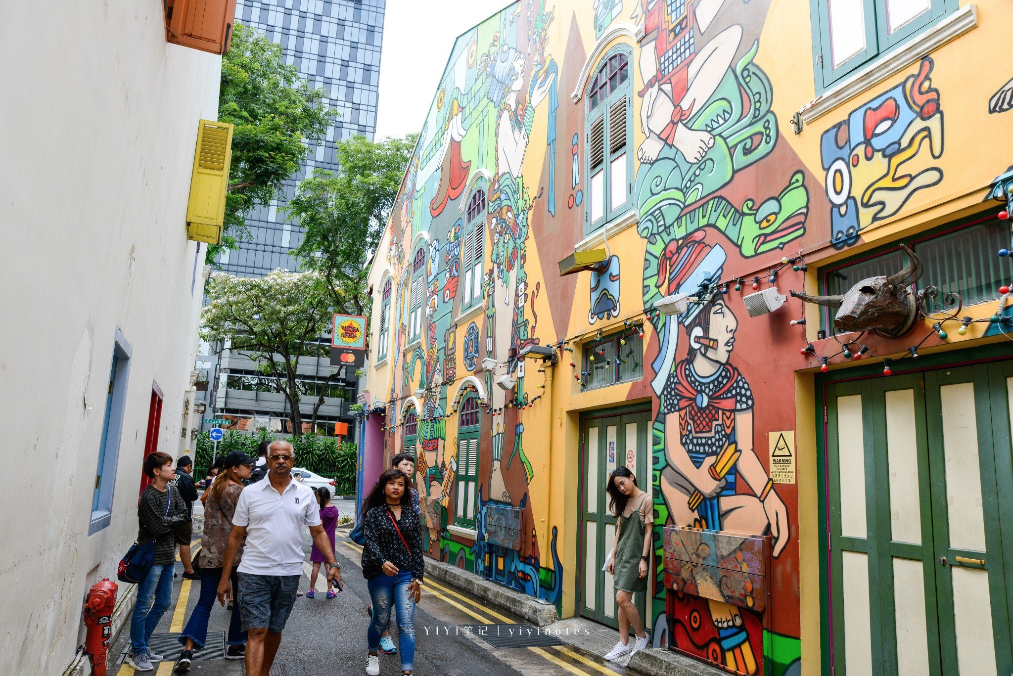 甚至商铺门口的石柱都刷上了涂鸦,在哈芝巷每家店铺涂鸦都成了必备款