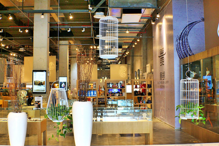 多彩贵州文创园定期还会组织很多丰富多彩的文化演出和各地的非遗展示