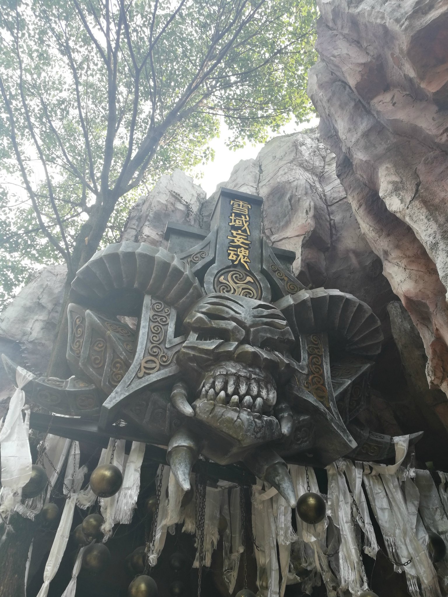 5分钟就到梦幻谷的一号门了 ,一号门辨识度超级高,彩色的地面,梦幻的