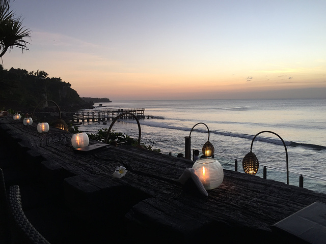 岩石酒吧是巴厘岛标志性日落观赏地点,入住度