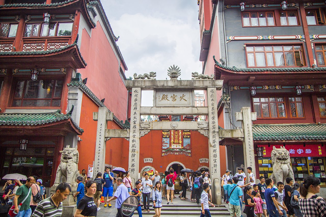 长沙坡子街是长沙元老级别的一条娱乐美食购物综合体,和坡子街心心