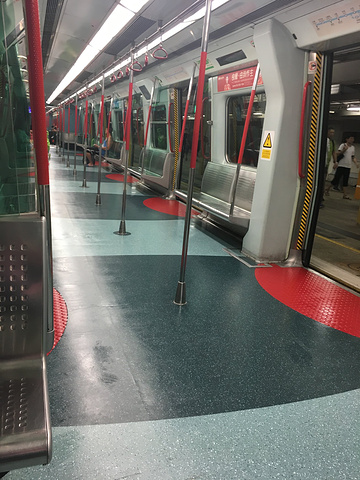 旺角附近有波鞋街女人街……维多利亚公园水果按个收费铜锣湾街景叮叮