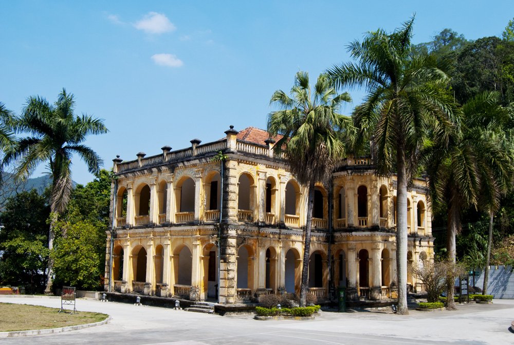关楼名"友谊关"为陈毅元帅亲笔提写,整座关雄伟壮丽,是广西一大旅游