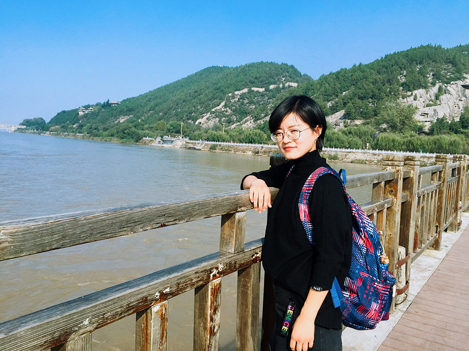 都很游客,这种背景就好取些,天气给力,路人给力,给我俩拍了美美的照片