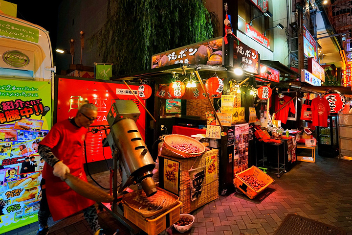 路上各种小吃也很吸引人做得很精致售卖的不仅仅是年轻人还有很多老