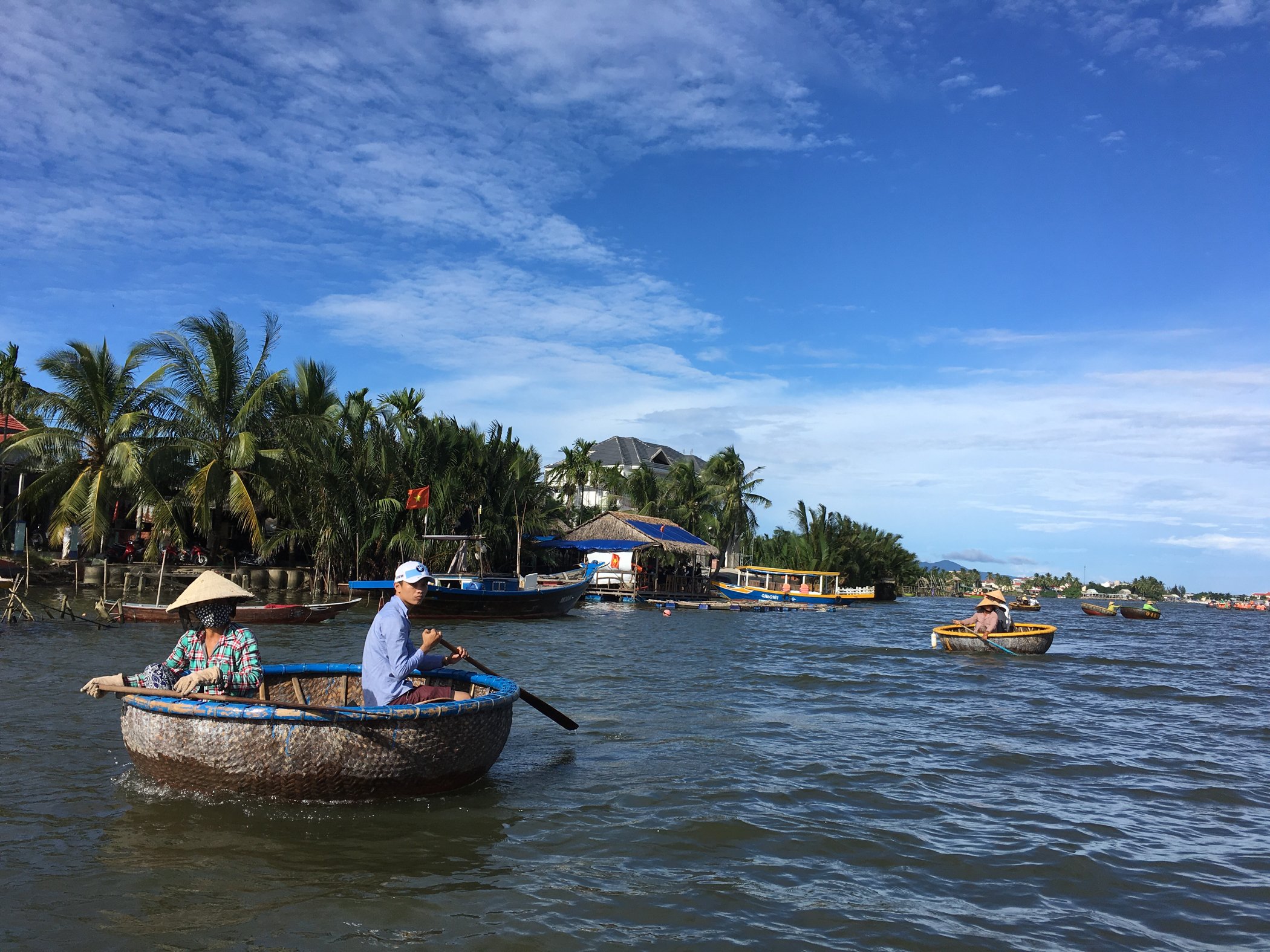 岛上除了传统的水椰林游览,游客的吃饭问题可以在岛上的农家乐中解决