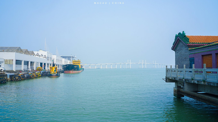 澳门渔人码头就在港澳码头的南边,步行几分钟