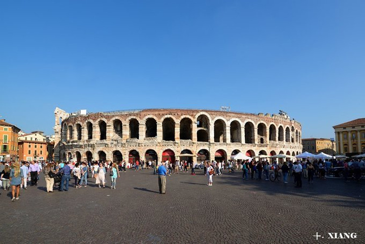 布拉广场东边的罗马竞技场(arena di verona)完工于公元30年,用粉色