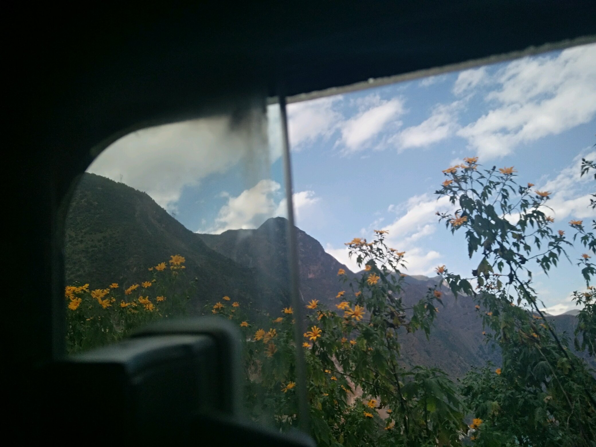 差不多11点了我们就走了明天还要早起看日出车上的风景超可惜可是手机