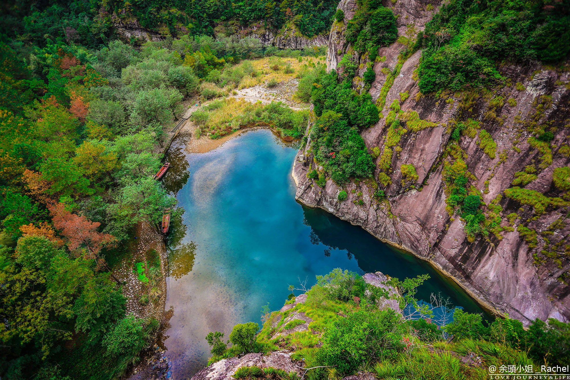 石桅岩南面脚下是一汪深潭,水质清澈,颜色碧绿.