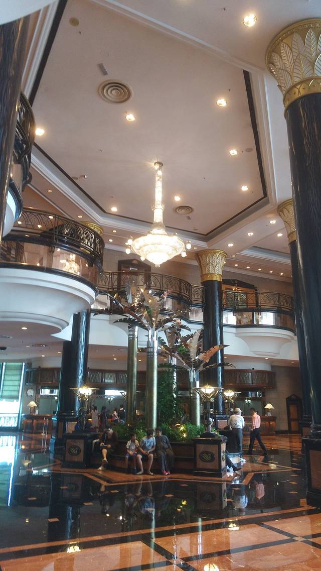 百盛（双威金字塔）