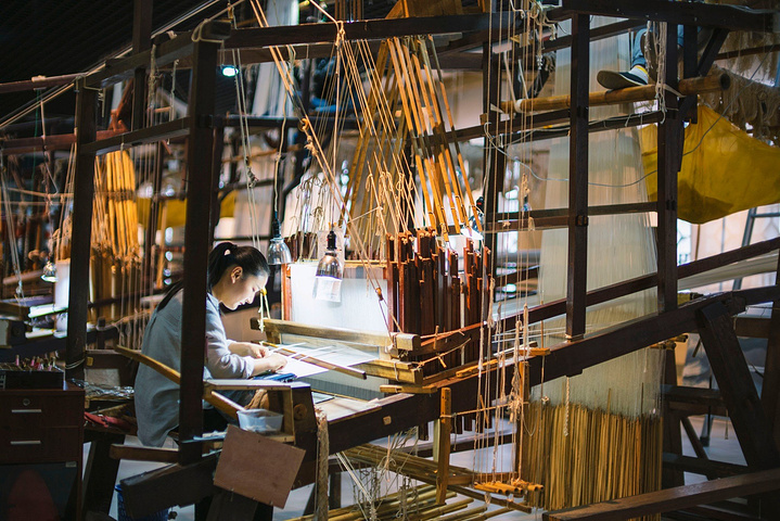 大花楼织机必须由两个人一起操作俩个人配合,一天能织妆花缎 5,6 厘米