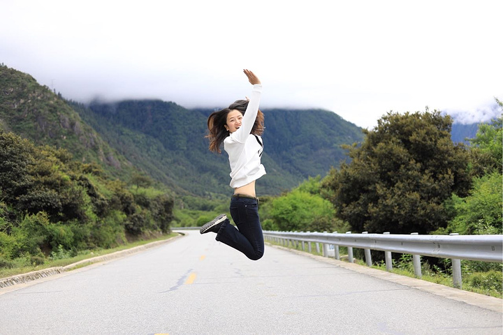 因为播种时间的不同,青稞的成熟度不一样,黄绿相间的青稞地,煞是好看