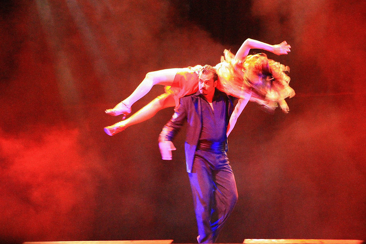 阿根廷的探戈舞演员已经不止一次地把那飘逸、