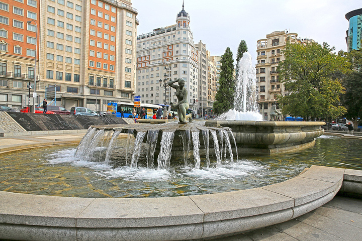 .及代表堂吉诃德真爱的两尊石像:平凡的村姑阿