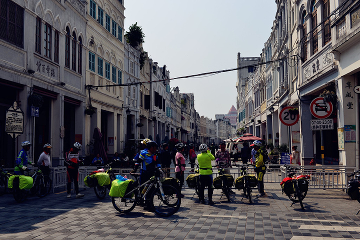 骑楼式建筑200余座,主要集中于博爱路,中山路,新华北路,得胜沙,解放路