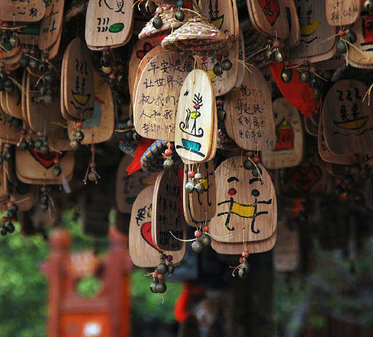 下面的照片是悬挂的许愿牌,楼主问了一下,30元可以挂两张.