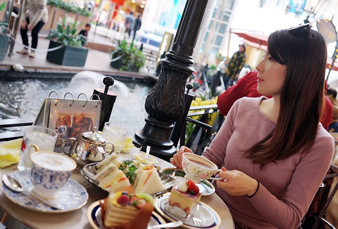 这家下午茶餐厅是女朋友推荐的系列都很赞大阪更加商业热闹神户则是种