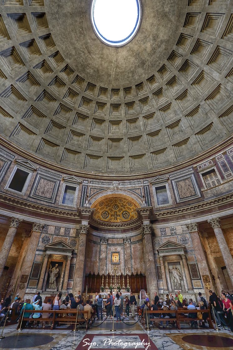 继续向前走,便到达罗马重要景点之一——万神殿了.