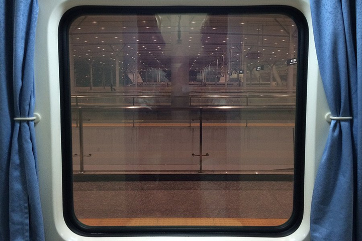 z258次列车从上海南站始发,经过杭州东站,驶往重庆北站.