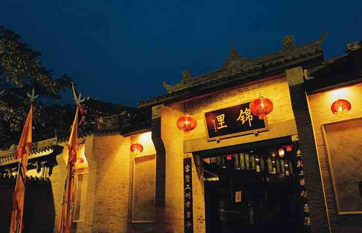 锦里的小吃特别丰盛,里面得各色精致小店也让我逛的