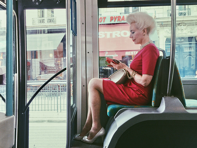 公交车上经常都可以遇见迷人优雅的法国太太,这张照片我只是随意偷拍