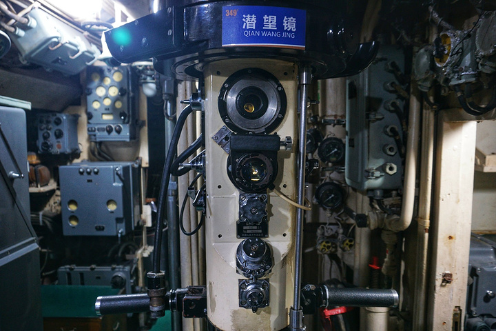 潜望镜,这个应该是潜艇中大家最熟悉的一个部件了,也是潜艇的标准配置