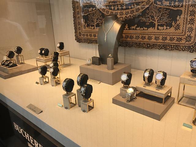 宝嘉尔连锁表店