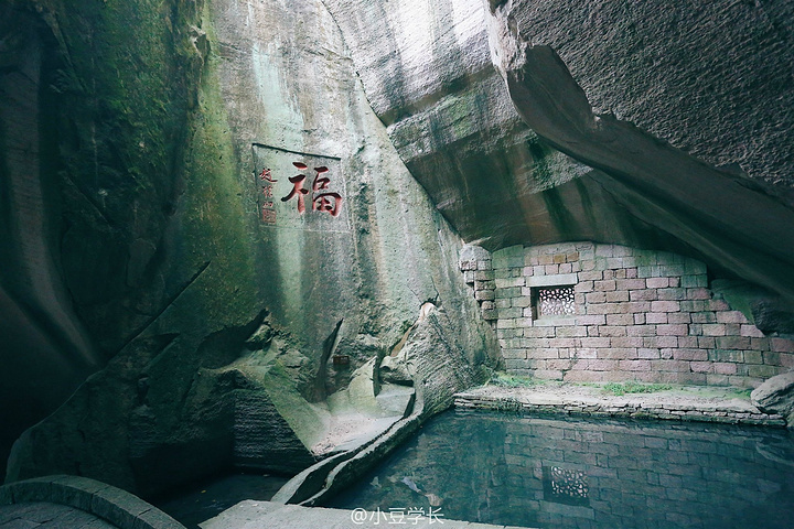 素有千洞岛之美 称,位于浙东三门湾内蛇蟠洋,介于宁波与台州的交界处